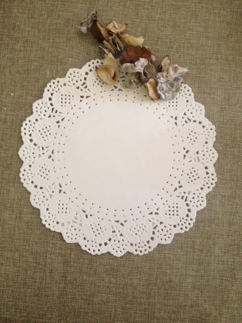 16 or 20 paper doilies