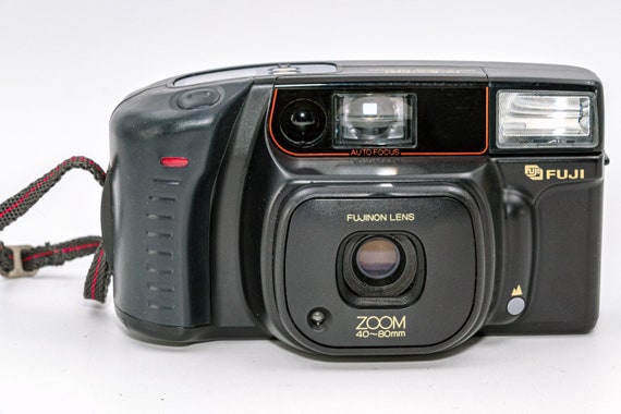 Fuji DL-800 Zoom 40-80 mm point and shoot film camera in very good condition.