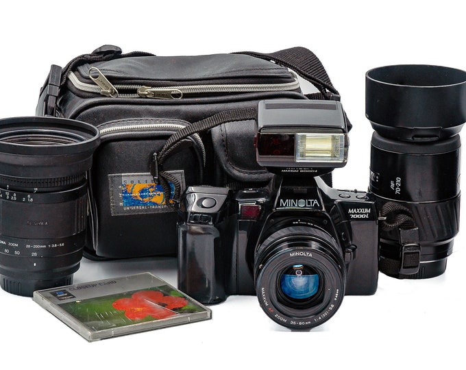 Minolta Maxxum 7000i 35mm Autofocus SLR Camera with 3 lenses and Minolta Flash. In Great Condition!