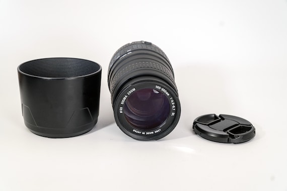 Sigma Autofocus 100-300 mm f4.5-6.7 DL Lens. Canon mount. With both caps and hood. Excellent condition.