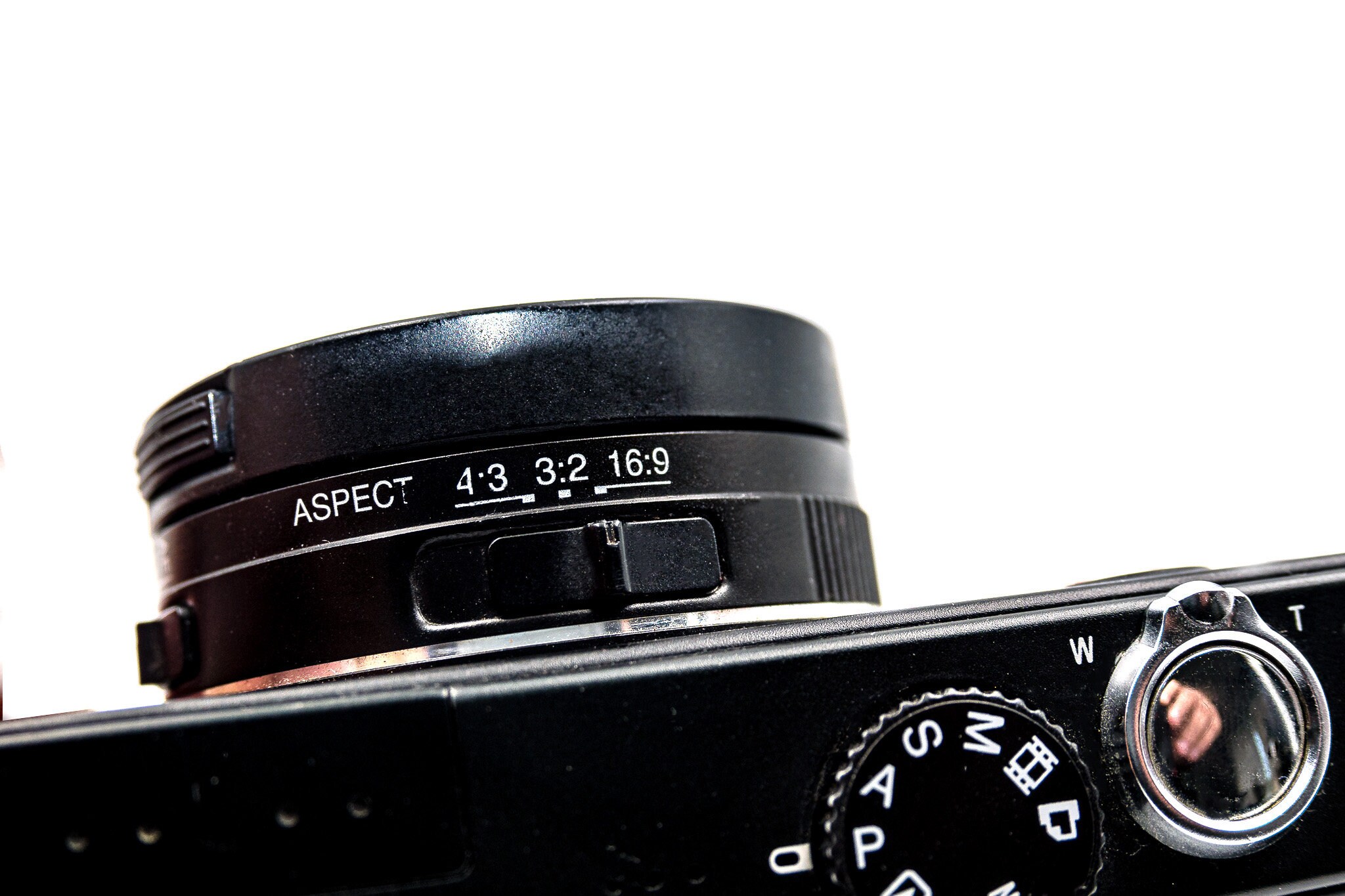 Leica DLUX 3 ultra compact camera with Leica DC VarioElmarit zoom 28
