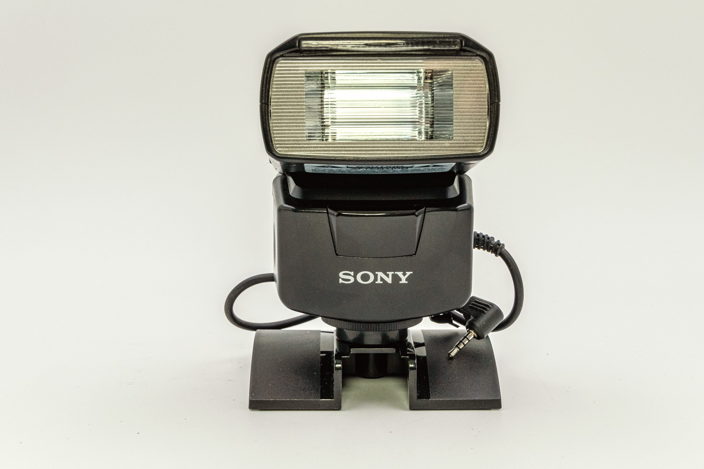 SONY DSCS85 Digital Camera with Zeiss 34102mm F2.0 Lens, 6X Zoom