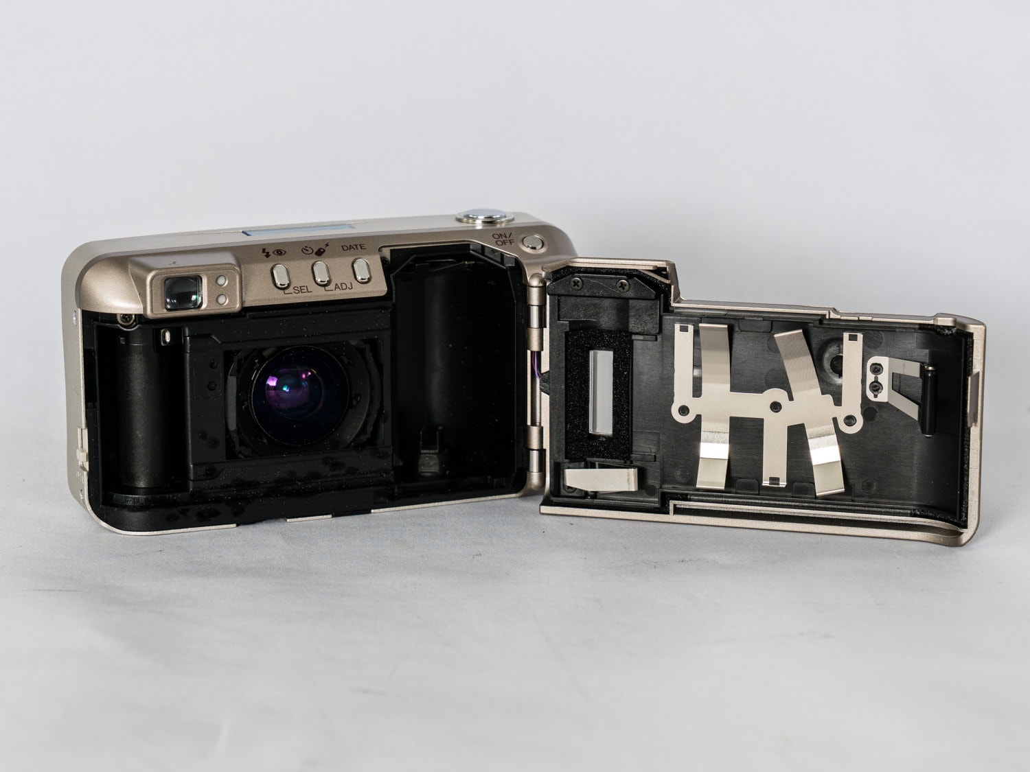 Excellent Minolta Freedom Zoom 125 PointandShoot Cameras loaded with