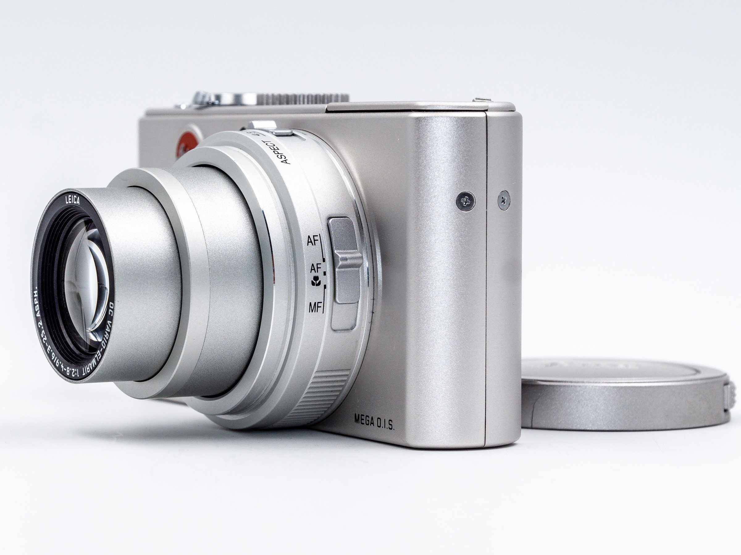 Leica DLUX 2 with Leica DC VarioElmarit zoom 28112mm lens. Excellent