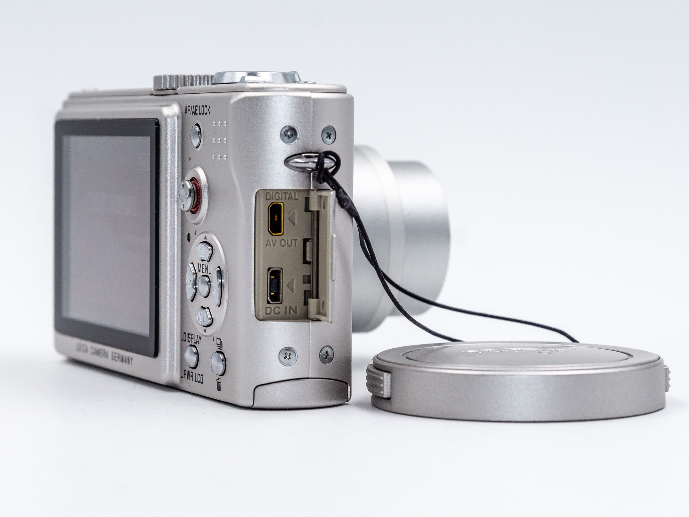 Leica DLUX 2 with Leica DC VarioElmarit zoom 28112mm lens. Excellent