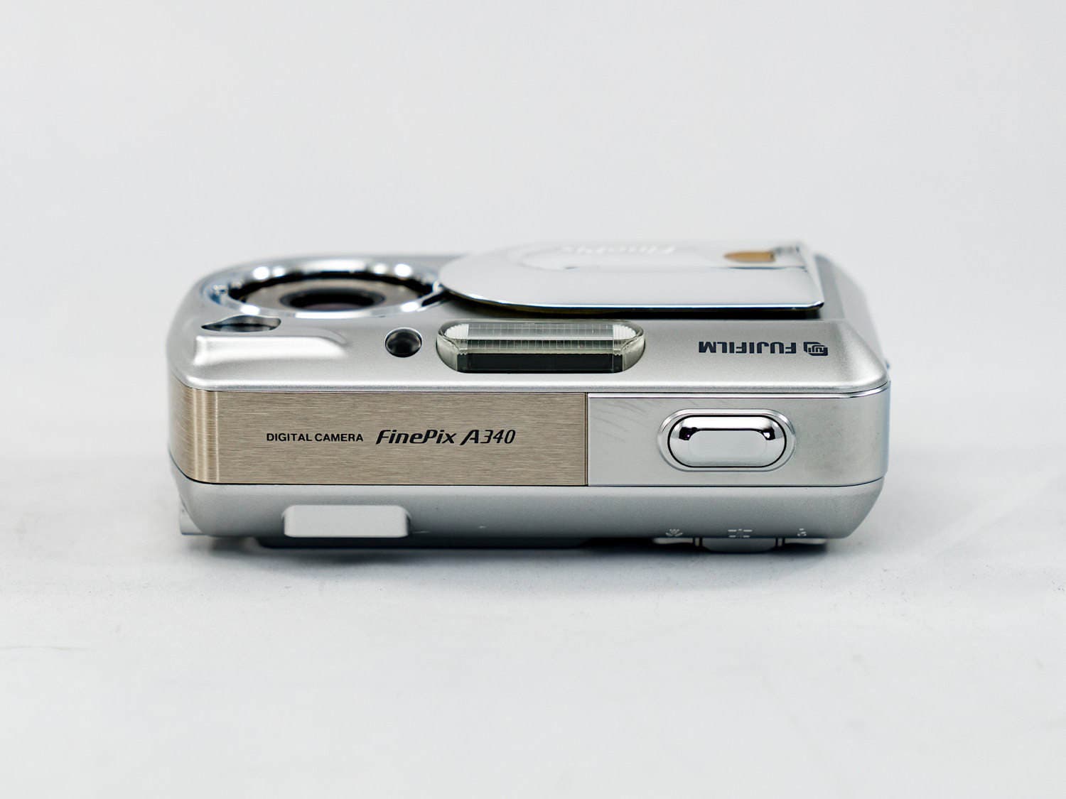 FujiFilm A340 4MP Digital Camera with 3x Optical Zoom. Free Gift!