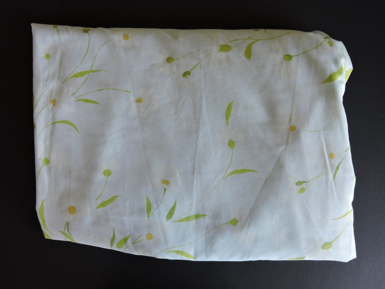 Morgan Jones Percale Double Full Fitted Sheet Daisies and Baby Blue Pastel Standard Fabric Material Crafts Sheet Good Elastic Heavenly Vinta