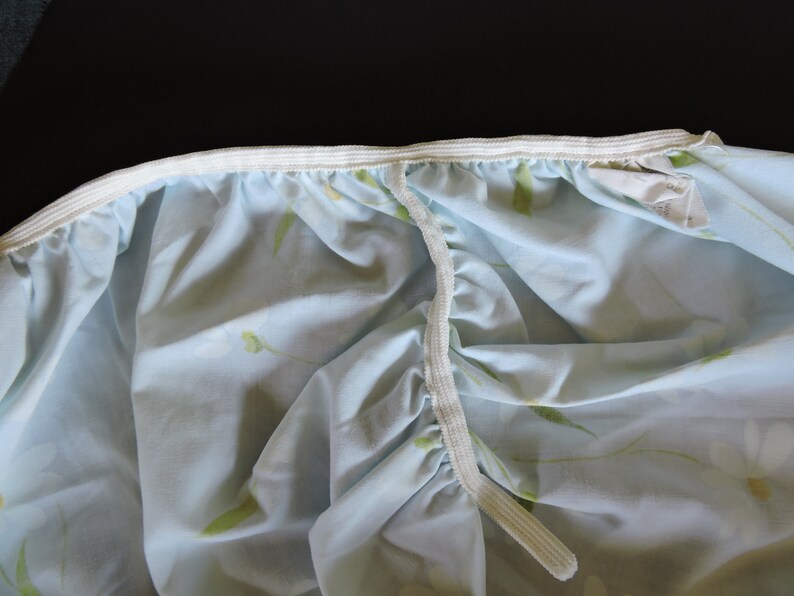 Morgan Jones Percale Double Full Fitted Sheet Daisies and Baby Blue Pastel Standard Fabric Material Crafts Sheet Good Elastic Heavenly Vinta