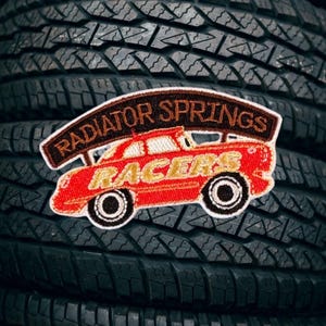 Parche termoadhesivo con el logo de Radiator Springs - Disney Ride Chaqueta, Mochila, Gorra Car's Land, Rayo McQueen