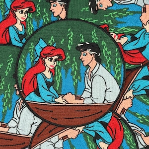 Puede incluir: Parche bordado que presenta una escena romántica con una mujer pelirroja con un vestido azul y un hombre en un bote. El diseño está rodeado por un fondo verde con un diseño de agua azul y árboles. El parche es una ilustración colorida y detallada.