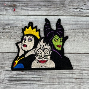 Op de afbeelding: Een geborduurde patch met drie Disney-schurken: Maleficent, Ursula en de Evil Queen. De patch is zwart met kleurrijke details en elke schurk heeft een eigen gezichtsuitdrukking.