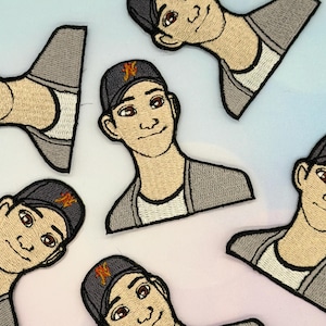 Pode incluir: Patches bordados com uma ilustração de desenho animado de uma pessoa usando um boné de beisebol cinza com um design de chama. Os patches têm um tom de pele claro, jaqueta cinza e camiseta branca. Os patches são dispostos em um fundo gradiente.