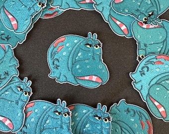 Parche termoadhesivo de hipopótamo "It's a Small World" - Disney Ride (chaqueta, mochila y gorra, 2026)