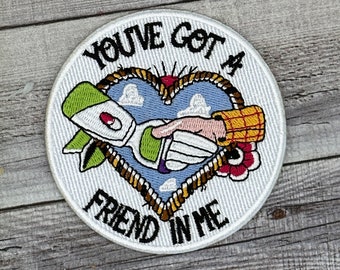 Tienes un amigo en mí. Parche termoadhesivo - Toy Story, Woody, parche, manos en forma de corazón.