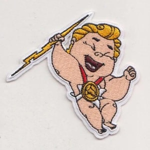 Könnte beinhalten: Gestickter Aufnäher mit einem Cartoon-Baby, das einen Blitz hält und eine rote und goldene Medaille trägt. Das Baby lächelt und hat blonde Haare.