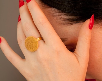 Verguld elegant, ring, groot en minimalistisch. MiliM, granulatie, uniek, exclusief, modern voor alle gelegenheden.