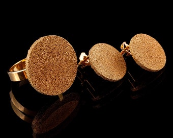 Vergulde elegante set, grote ring en minimalistische oorbellen. MiliM, granulatie, uniek, exclusief, modern voor alle gelegenheden.