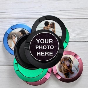Può includere: Cinque sottobicchieri rotondi con bordi di colori diversi e immagini. I sottobicchieri sono disposti in cerchio, con il sottobicchiere centrale che presenta il testo "YOUR PHOTO HERE".