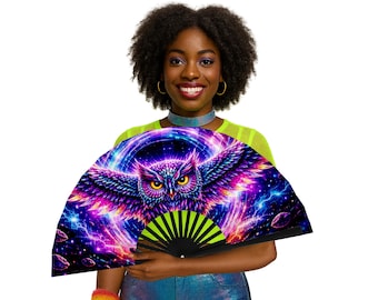 Kosmischer Eulen-Rave-Fächer | UV-reaktiver Klappfächer (66 cm) | Faltbarer Handfächer mit Galaxien-Nachteule | EDM-Festival-Accessoires | Geschenkidee für Eulenliebhaberinnen