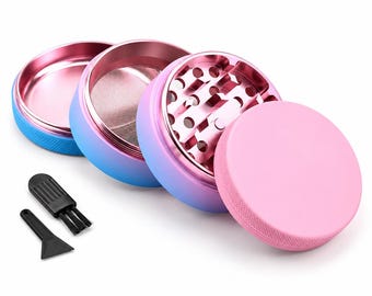 Puede incluir: Un molinillo de hierbas de cuatro piezas con acabado degradado en rosa y azul, que incluye una tapa rosa sólida, una cámara de trituración con dientes metálicos, una sección de malla y un compartimento base. Incluye un cepillo y una espátula.