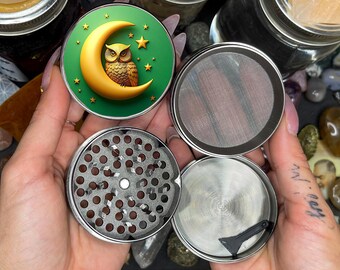 Coruja empoleirada em um moedor de ervas Golden Moon, triturador extra grande, amante de corujas, triturador de sabedoria, moedor de especiarias extra grande, triturador de ervas de 5 peças