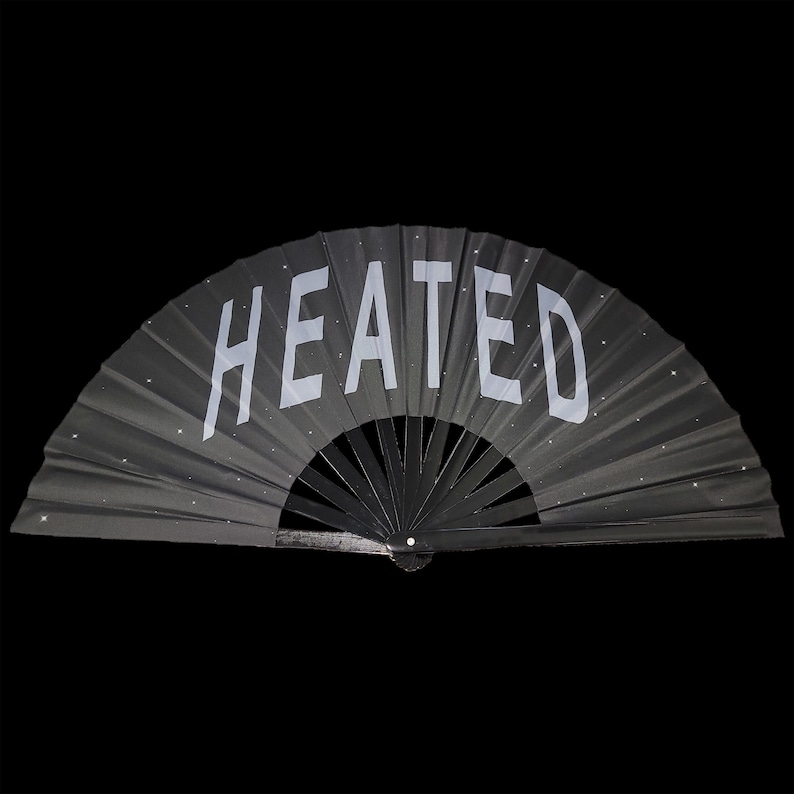 以下が含まれることがあります： 「HEATED」と白文字で書かれた黒い折りたたみ式の扇子です。