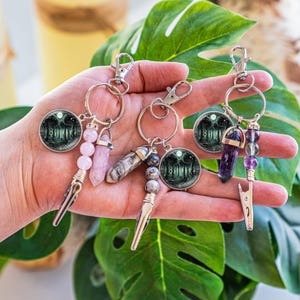 Llavero con cuentas de bosque encantador, clip de varita, llavero de cristal, regalo para mamá, llavero con piedras preciosas, regalo para novia, clip para tarjeta de cajero automático, uñas largas