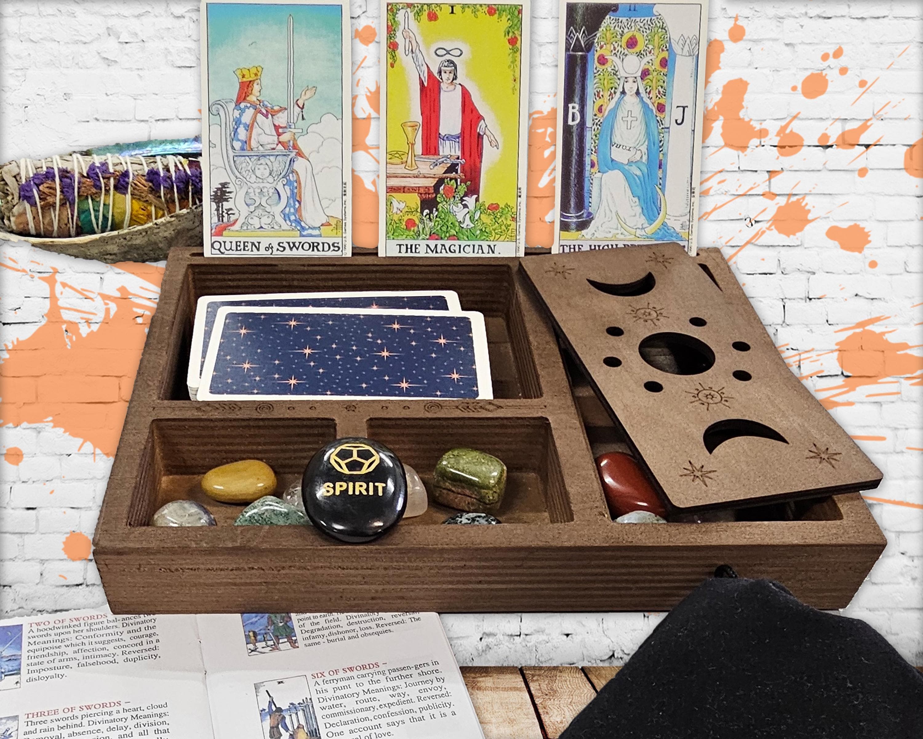 Organisateur Tarot Et Dés Boîte Rangement Bois Pour Tarot Et Dés - 15x9x5 Cm | Design Vintage Gravé | Coffret à Trésors Multifonction Déco Vintage Table