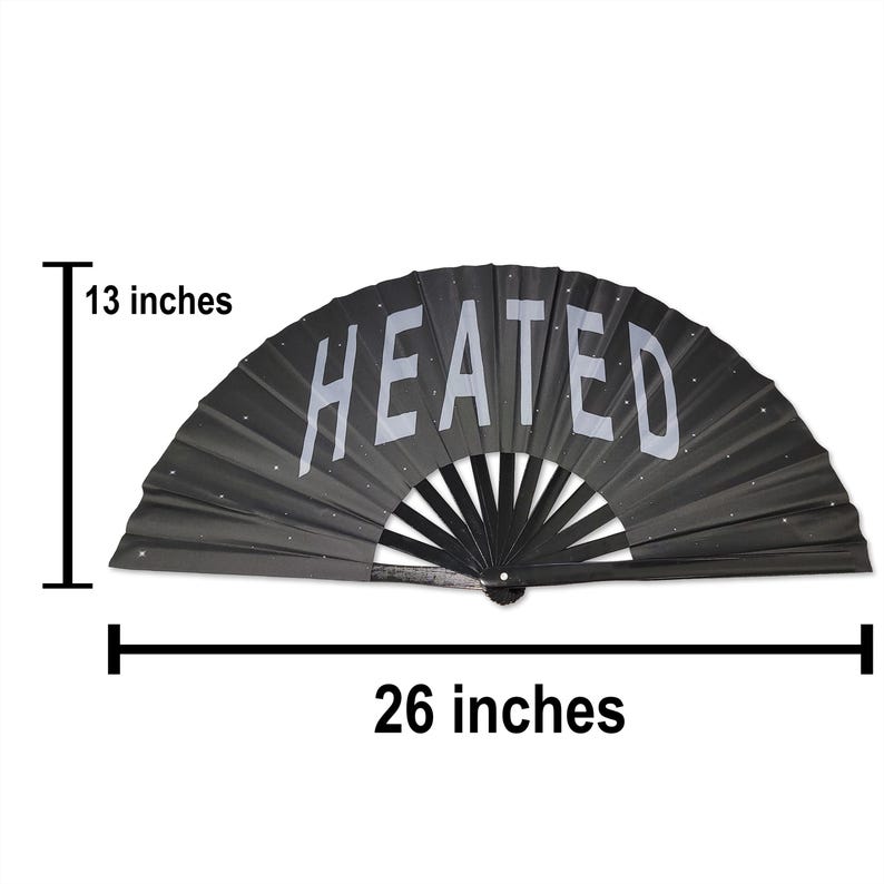 以下が含まれることがあります： 白い「HEATED」の文字が書かれた黒い折りたたみ式の扇子。扇子は幅66cm、高さ33cmです。