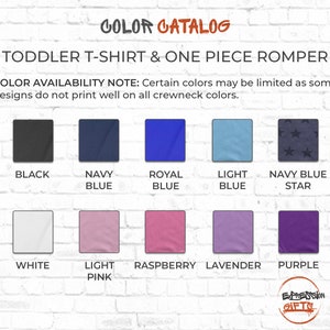 Pode incluir: Carta de cores para t-shirts de crian&ccedil;a e macac&otilde;es de uma pe&ccedil;a. A carta mostra 10 cores diferentes: preto, azul marinho, azul real, azul claro, azul marinho com estrela, branco, rosa claro, framboesa, lavanda e roxo.