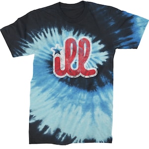 Könnte beinhalten: Ein Batik-T-Shirt mit einem roten und weißen "LL"-Logo und einem Stern. Das Shirt ist dunkelblau und hellblau.
