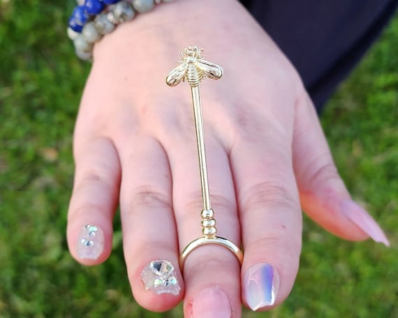 sabrina cigarette holder Golden Bee Cigarette Holder, Elegant Cigarette Holder Ring, 1950s Ring  Holder, Smoking Ring Vintage Style,classy Ring Holder,summer Festival