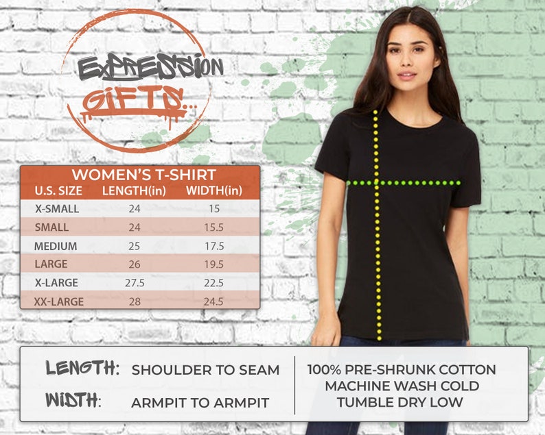 Puede incluir: Una tabla de tallas para camisetas de mujer con medidas en pulgadas. La tabla muestra la longitud y el ancho de las camisetas en diferentes tallas, desde XS hasta XXL. El texto debajo de la tabla dice "LENGTH: SHOULDER TO SEAM" y "WIDTH: ARMPIT TO ARMPIT". El texto debajo de eso dice "100% PRE-SHRUNK COTTON MACHINE WASH COLD TUMBLE DRY LOW".