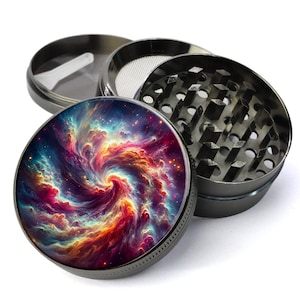 Op de afbeelding: Een metalen grinder met een kleurrijk nevelontwerp op de deksel. De grinder heeft drie delen: een bovenste deksel, een middelste sectie met tanden en een onderste sectie met een zeef.