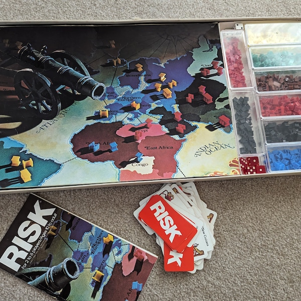 Risk w/extra board and BOX vintage 80s board game