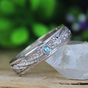 Weißgoldener Trauring für Männer: Blautopas Naturring mit Rankenmuster