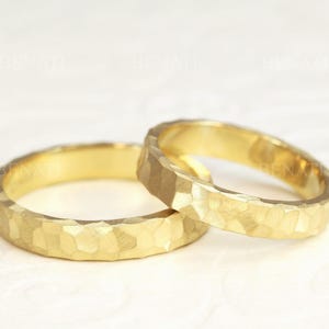 Passendes Gehämmertes Solid Gold Ehering Set, Seine und Ihre Rustikale Trauringe Set