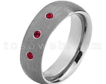 Aliança de casamento masculina de rubi, anel de pedra do mês de julho, anel de carboneto de tungstênio com cúpula de 8 mm e centro escovado com borda cortada TS0692