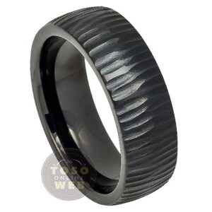 Anillo de boda semiesférica para hombre de 8 mm, con acabado en chapado iónico negro y diseño tallado en corteza de árbol, anillo de aniversario de carburo de tungsteno de ajuste cómodo TS6060