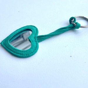 Llavero con espejo en forma de corazón de ante verde azulado