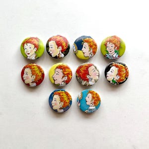 Puede incluir: Un juego de tres tazas de cerámica con un acabado moteado y mate. Las tazas son de color crema, gris claro y gris oscuro. Cada taza tiene un diseño simple y minimalista y un asa redondeada.