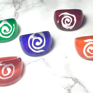 Pierścień plastikowy ze spiralnym wzorem w stylu vintage Lucite