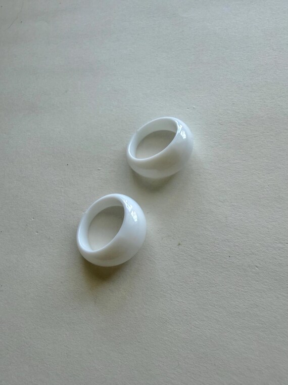Retro white plastic globe statement bubble ring; … - image 4