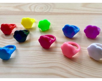 Vintage bloemvormige plastic statement ringen