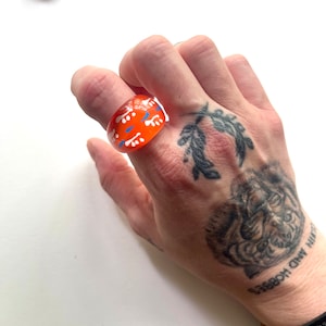 Vintage Lucite Resin Retro Bright Orange Statement ring w/ white & blue dot-line pattern