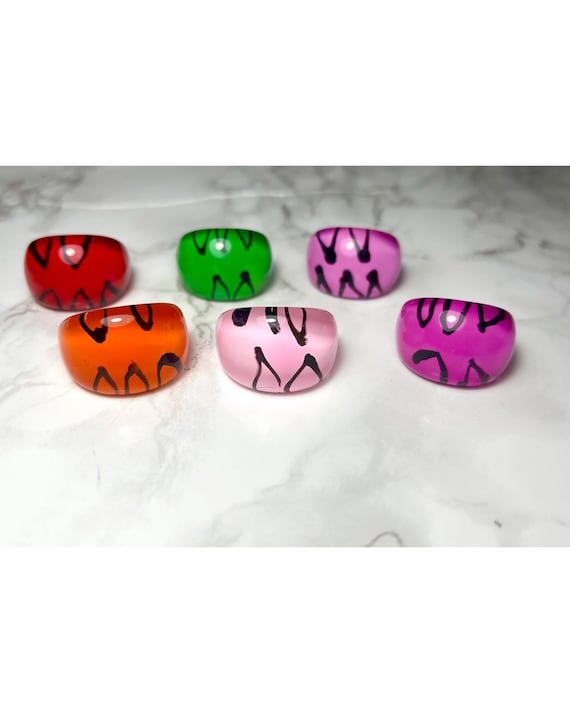 Vintage Lucite Triangular Patterned Rings - image 8