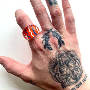Vintage Lucite Resin Retro Orange Statement ring w/ white & blue squiggle pattern