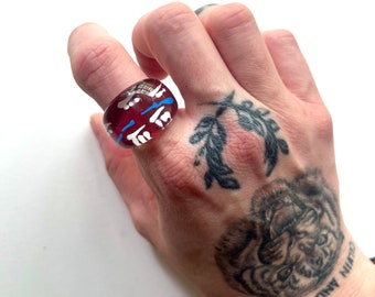 Vintage Lucite Resin Retro burgundy Statement ring w/ white & blue dot-line pattern