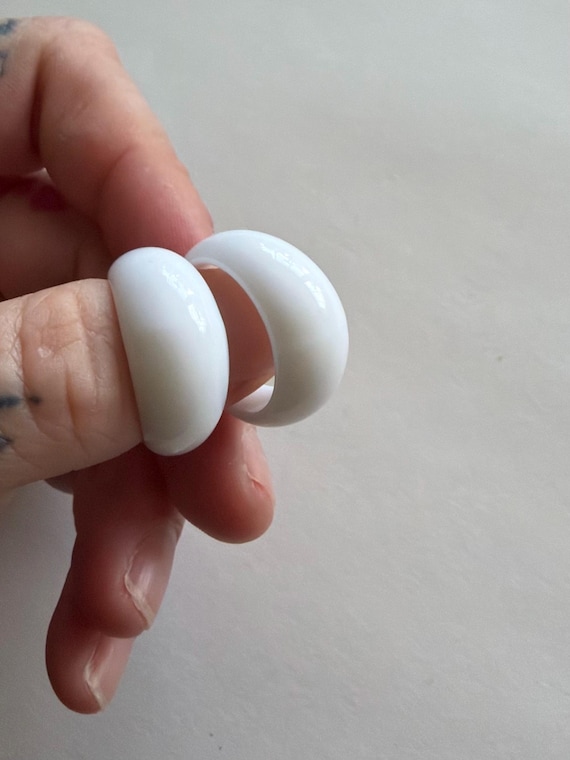 Retro white plastic globe statement bubble ring; … - image 2