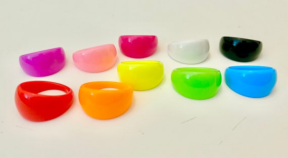 Vintage Globe Shaped Plastic Statement Rings - image 6